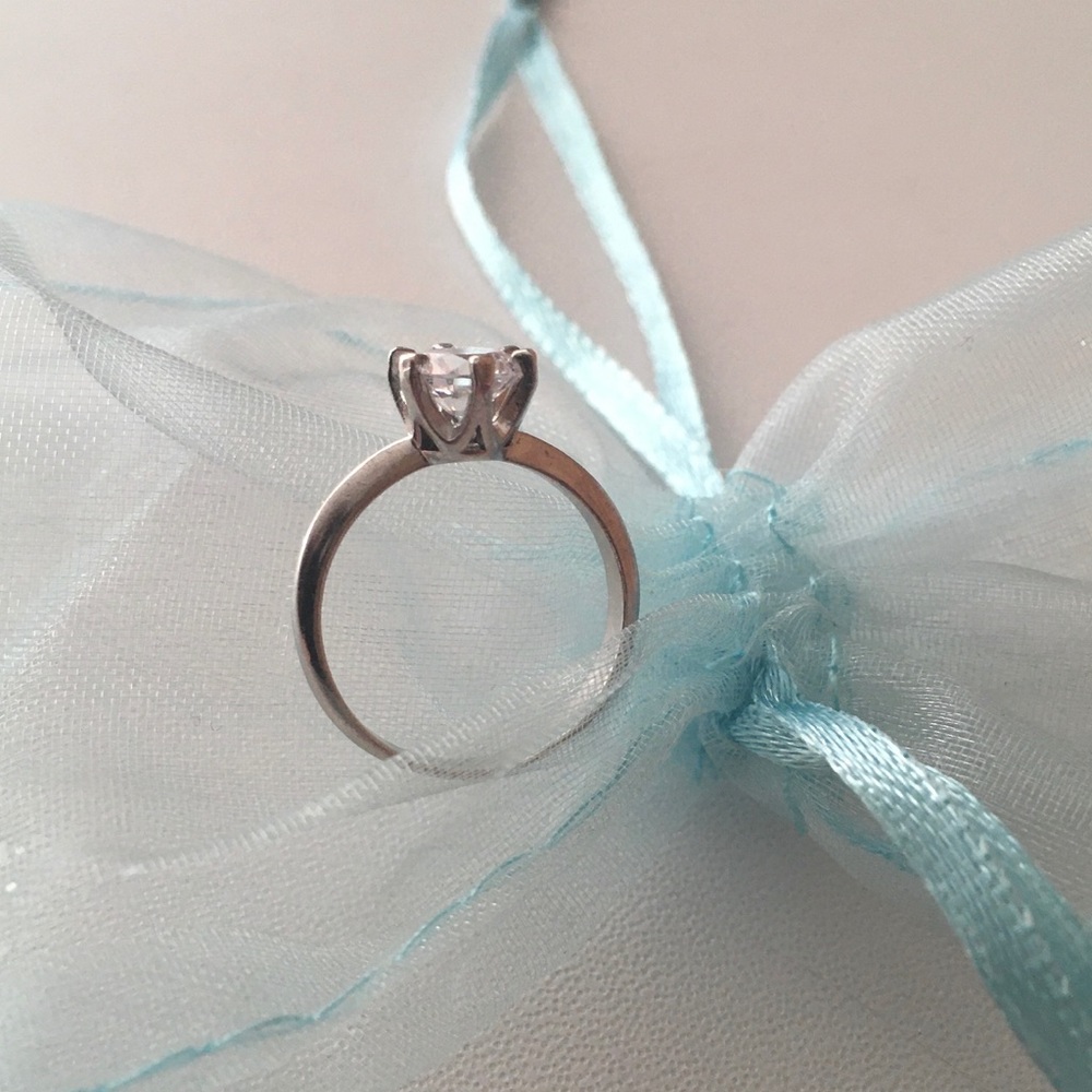 Sterling silver 925 ring.